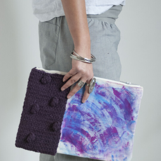 Image of Рачно изработена плик чанта со артистична нишка