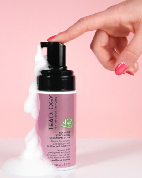 Image of TEAOLOGY Tea Glow Exfoliating пена за чистење со благ пилинг ефект за мазна и свежа кожа 100мл
