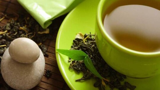 Image of Зошто зелениот чај понекогаш има жолта боја?