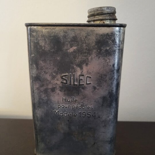 Image of Ancient tin oil can, D'huile Pour Pedales Silec Modele 1954