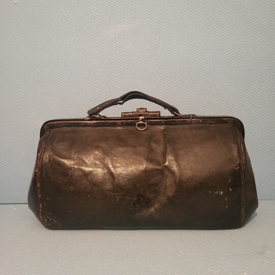 Image of Црна кожна античка торба за лекари