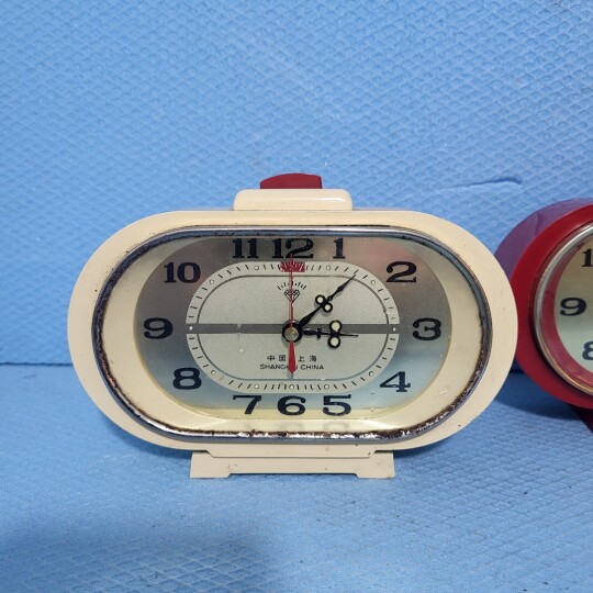 Image of Ретро Шангај Кинески деск бел часовник