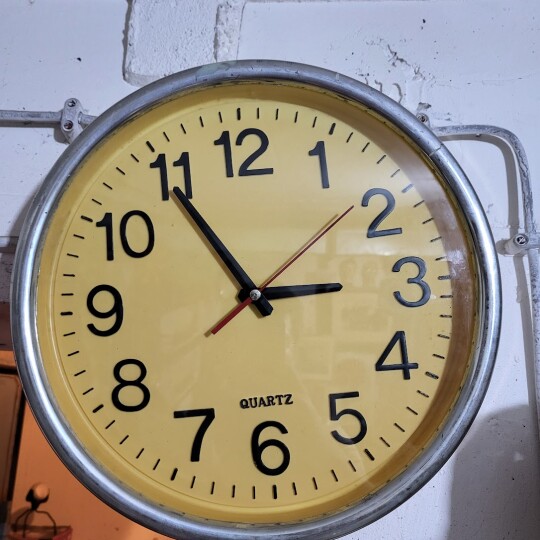 Image of Индустриски стил жолд ѕиден часовник