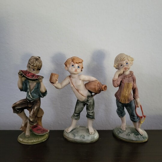 Image of Симонели фигури, сет од три мали момчиња