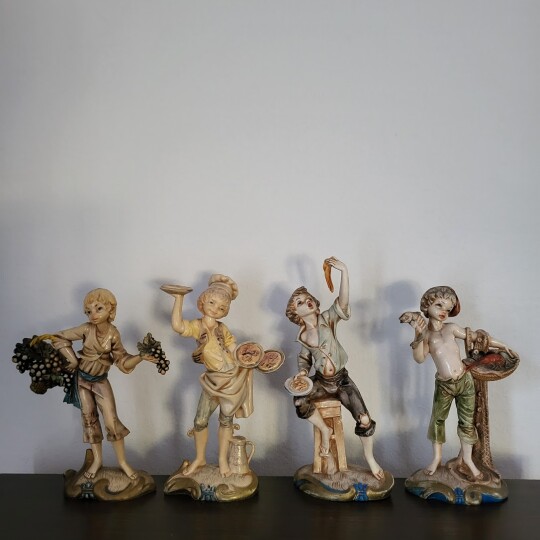 Image of Сет од четири Симонели фигури, тема јадење медитеран