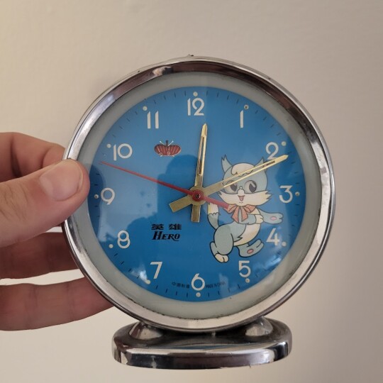 Image of Ретро деск метален часовник со маче, 70ти Кина