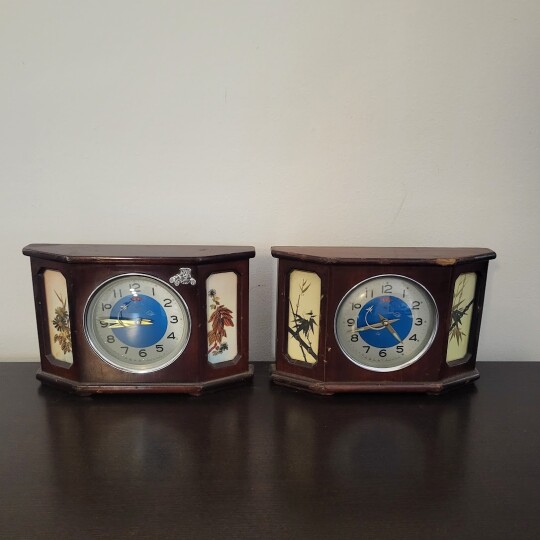 Image of Дрвен винтиџ деск часовник со ракета, 70ти Кина