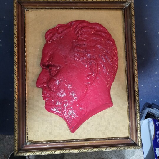 Image of Тито во арт деко црвена нијанса, во рамка винтиџ декор