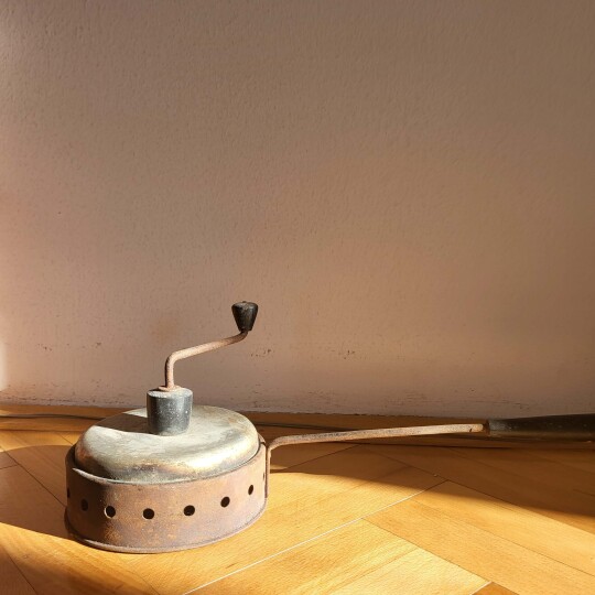 Image of Ретка стара винтиџ рачна машина за печење кафе