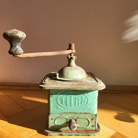 Image of Винтиџ зелена мелница за кафе Титан, произведена во Германија