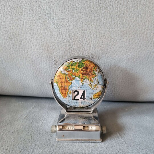 Image of Vintage Perpetual Flip Calendar - Metal with Map