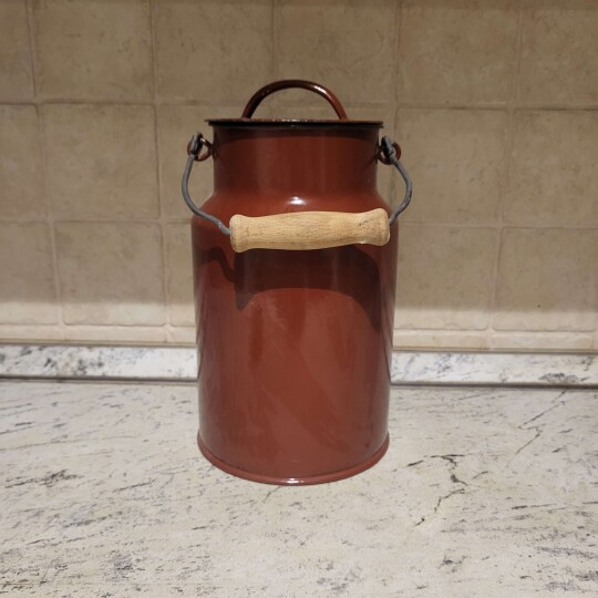 Image of Винтиџ црвена емајлирана конзерва за млеко