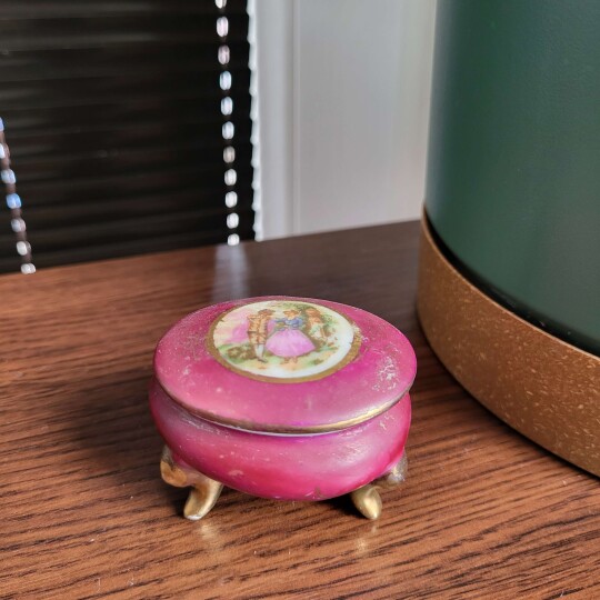 Image of Japanese porcelain footed old box, couple in love